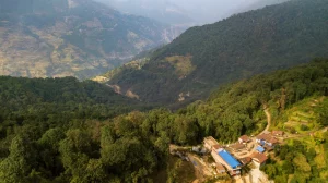 Luchtfoto van het Deurali-kamp, rustpunt op het Mardi Himal-basiskamppad