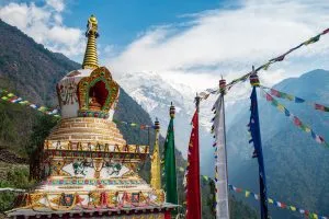 Vacker tibetansk buddhistisk stupa i byn Chhomrong