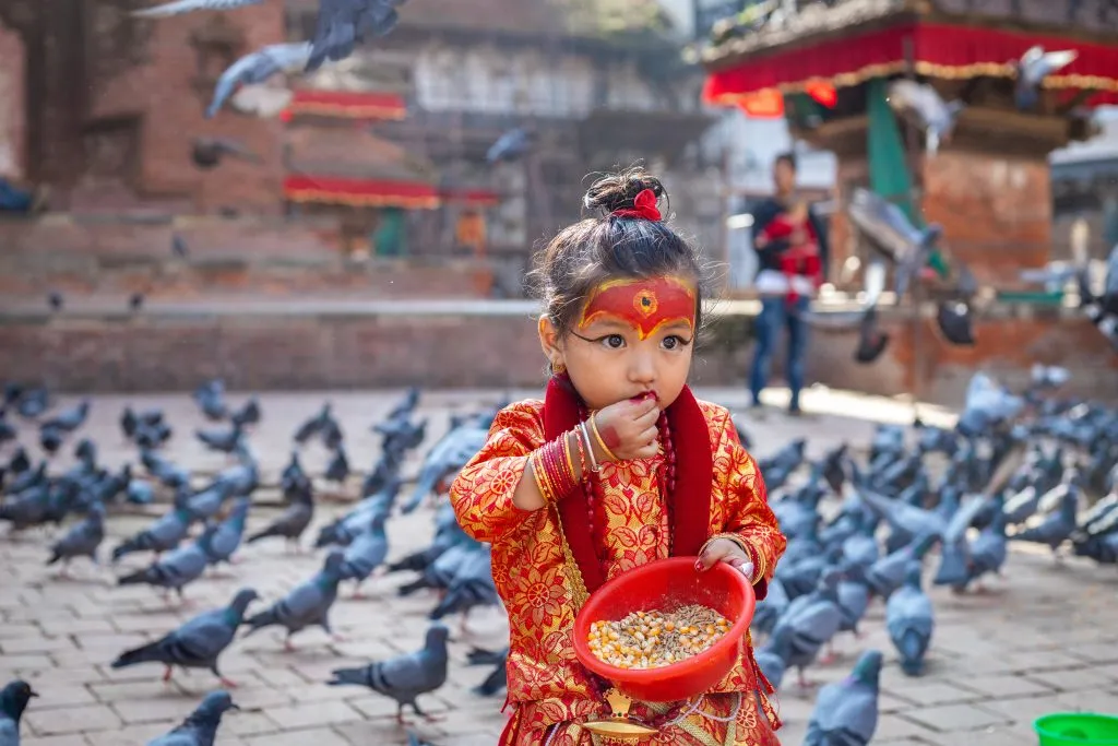 Lille pige klædt ud som Kumari-gud