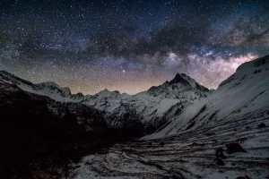 Drömsk panoramautsikt över Vintergatan över Machapuchare-toppen