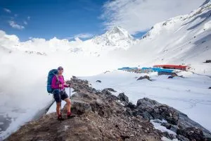 Trekker in cammino verso il campo base dell'Annapurna, Nepal
