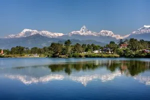 Utsikt över bergskedjan Annapurna och dess reflektion i sjön Phewa