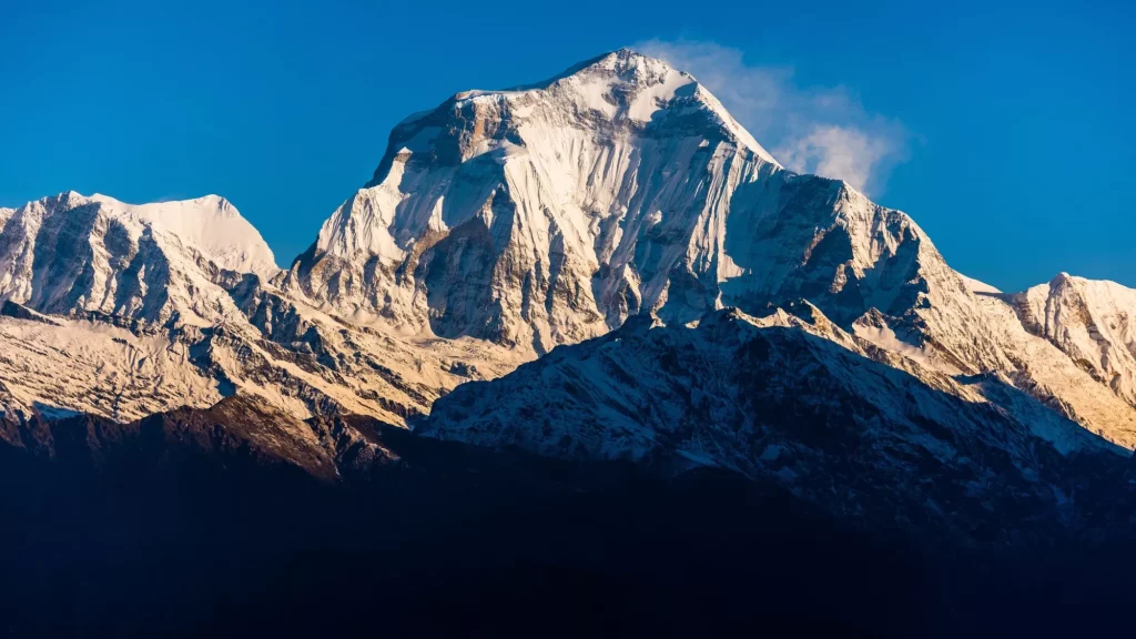Vista sugli iceberg del percorso di montagna verso il campo base dell'Annapurna in Nepal.