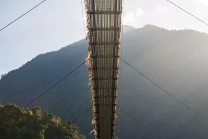Zicht op de hangbrug (278 m lang) bij het dorp Jhinu Danda